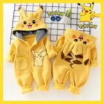 Surpyjama Pikachu pour nouveau-né sous forme de combinaison avec capuche_1
