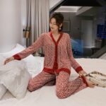Surpyjama de luxe en polyester pour femme à col V Rouge M Chine