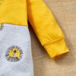 Surpyjama roi lion de couleur jaune à capuche pour bébé_5